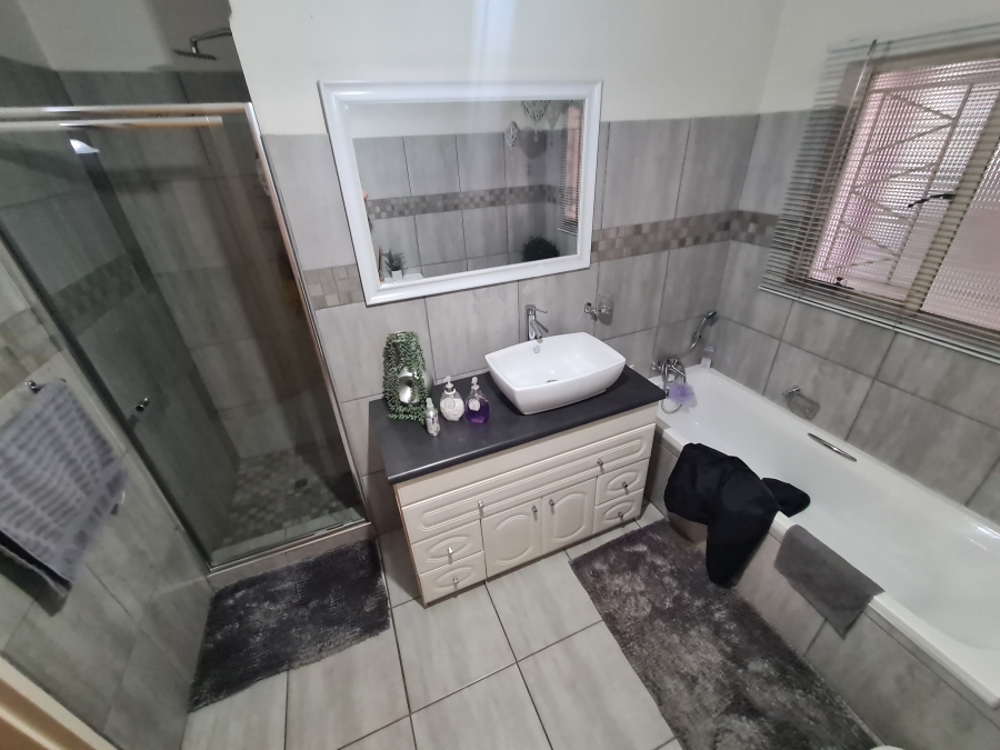 5 Bedroom Property for Sale in Bedworth Park Gauteng