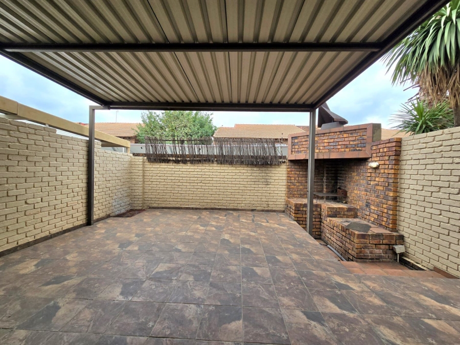 3 Bedroom Property for Sale in New Redruth Gauteng