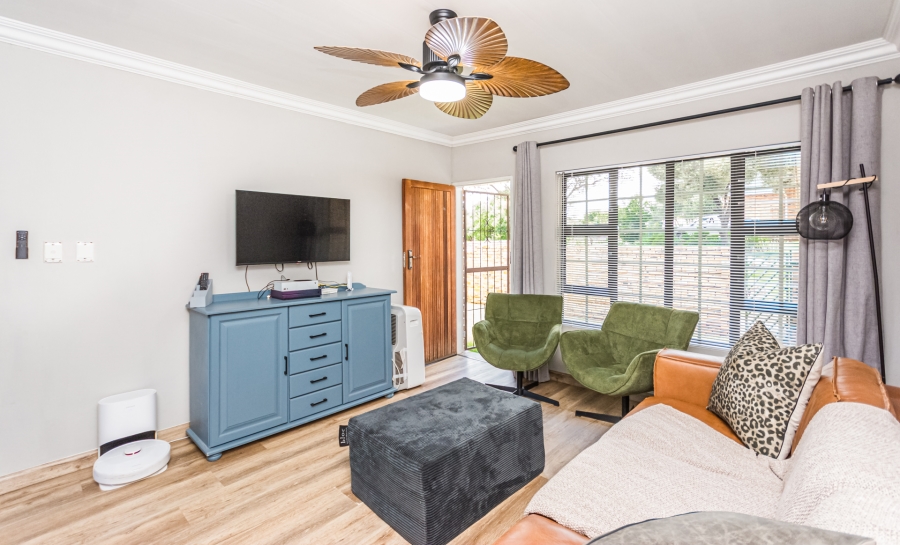 2 Bedroom Property for Sale in Die Hoewes Gauteng