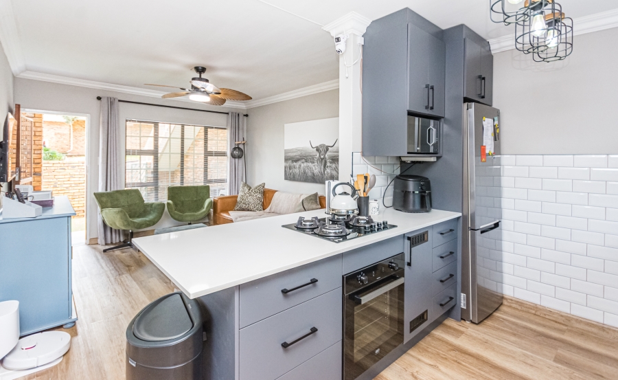 2 Bedroom Property for Sale in Die Hoewes Gauteng