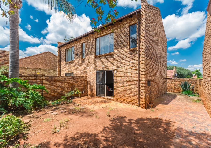 2 Bedroom Property for Sale in Die Hoewes Gauteng