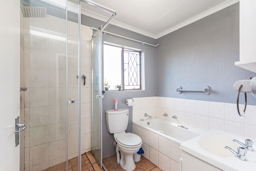 2 Bedroom Property for Sale in Die Hoewes Gauteng