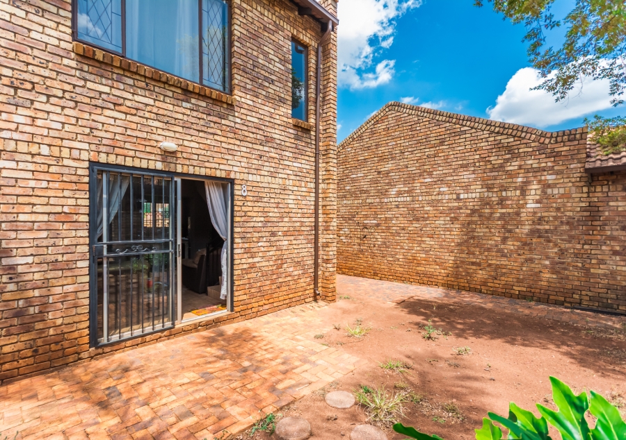 2 Bedroom Property for Sale in Die Hoewes Gauteng