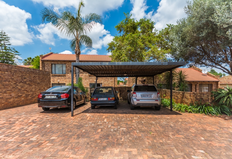 2 Bedroom Property for Sale in Die Hoewes Gauteng