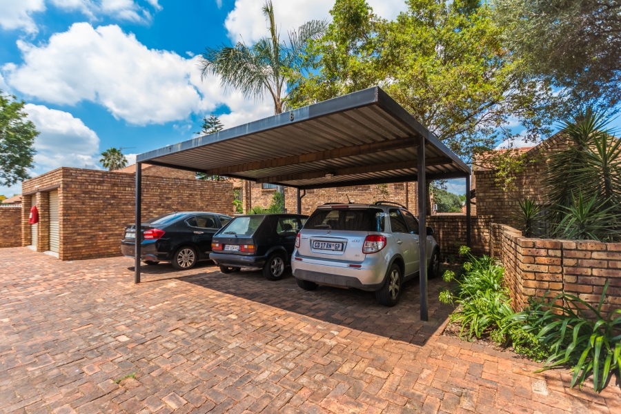 2 Bedroom Property for Sale in Die Hoewes Gauteng