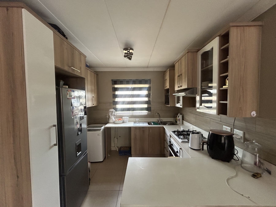 To Let 2 Bedroom Property for Rent in Andeon Gauteng