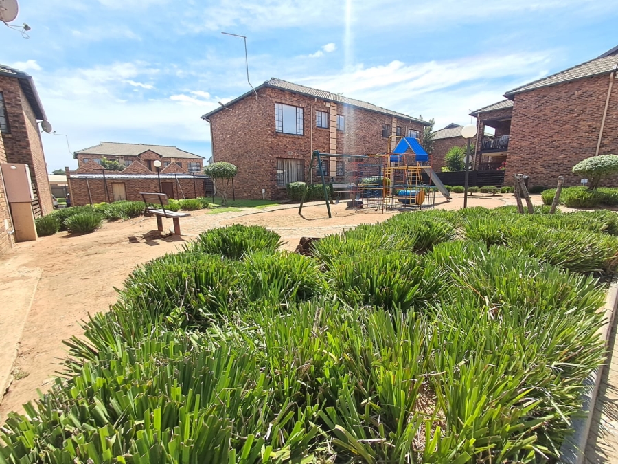 To Let 2 Bedroom Property for Rent in Sonneveld Gauteng