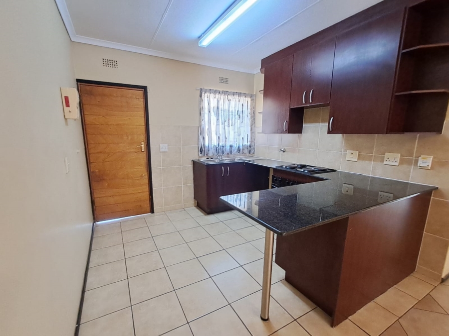 To Let 2 Bedroom Property for Rent in Sonneveld Gauteng