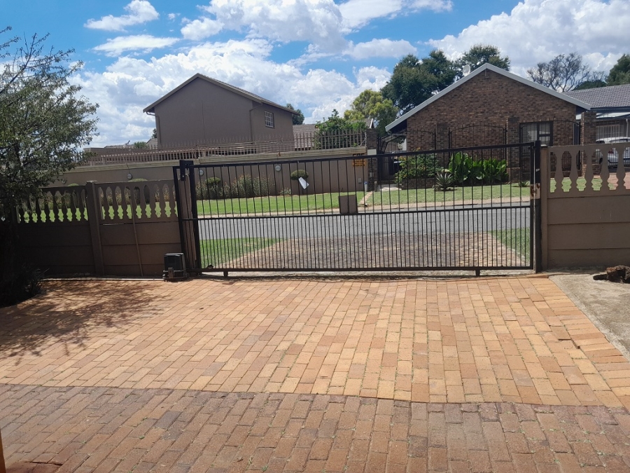 2 Bedroom Property for Sale in Brackenhurst Gauteng
