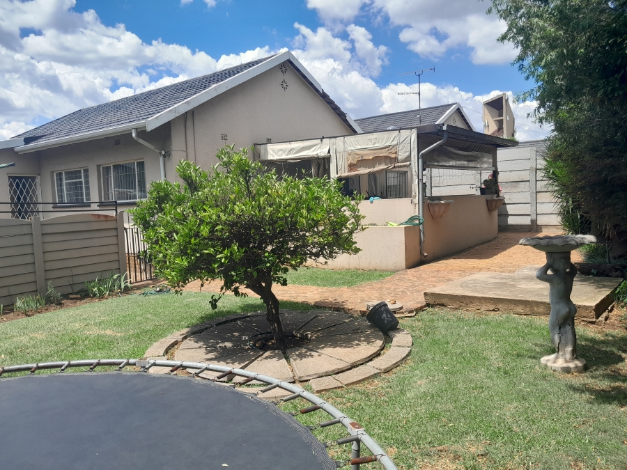 2 Bedroom Property for Sale in Brackenhurst Gauteng