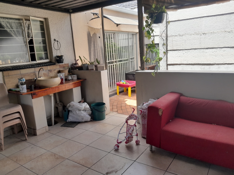 2 Bedroom Property for Sale in Brackenhurst Gauteng