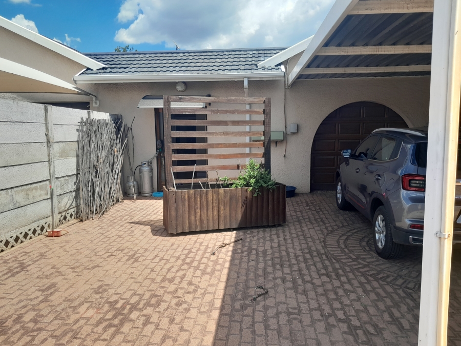 2 Bedroom Property for Sale in Brackenhurst Gauteng