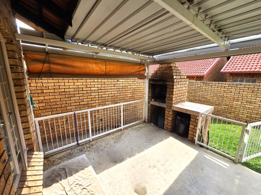 2 Bedroom Property for Sale in Magalieskruin Gauteng