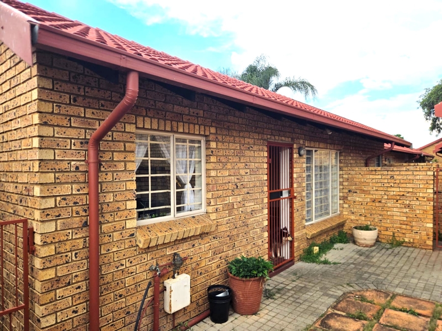 2 Bedroom Property for Sale in Magalieskruin Gauteng