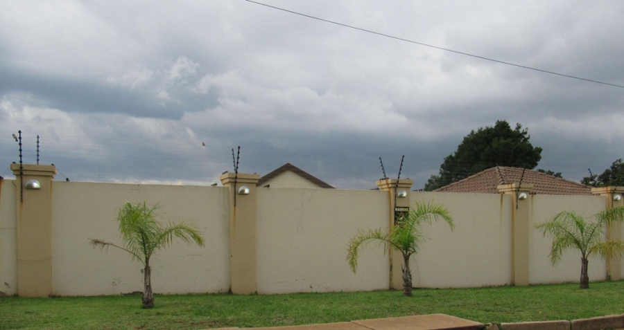 5 Bedroom Property for Sale in Horison Park Gauteng