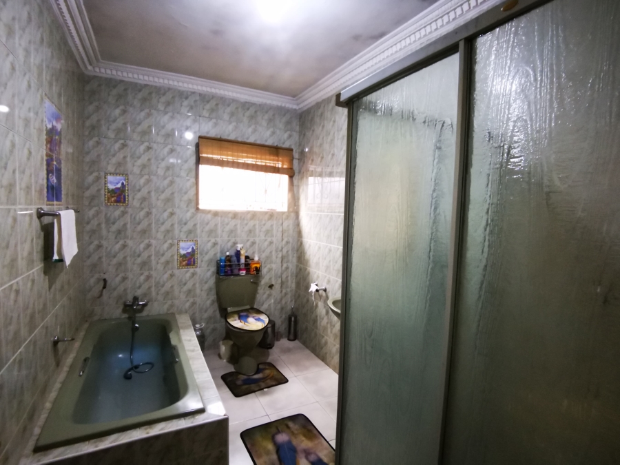 4 Bedroom Property for Sale in Lenasia Ext 11 Gauteng