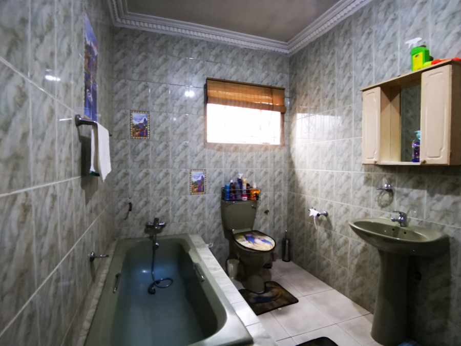 4 Bedroom Property for Sale in Lenasia Ext 11 Gauteng