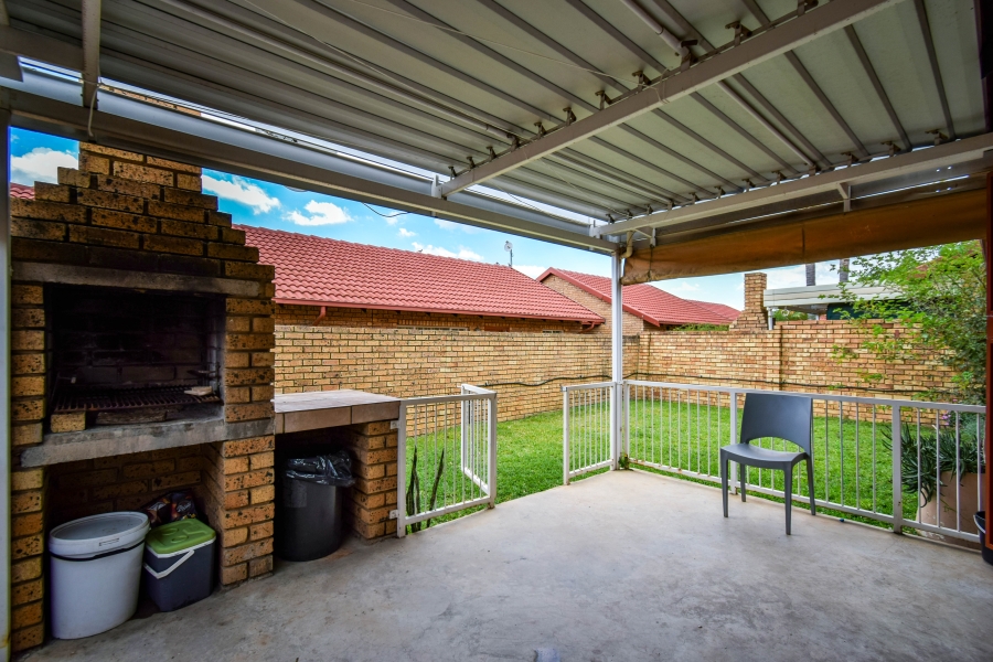 2 Bedroom Property for Sale in Magalieskruin Gauteng