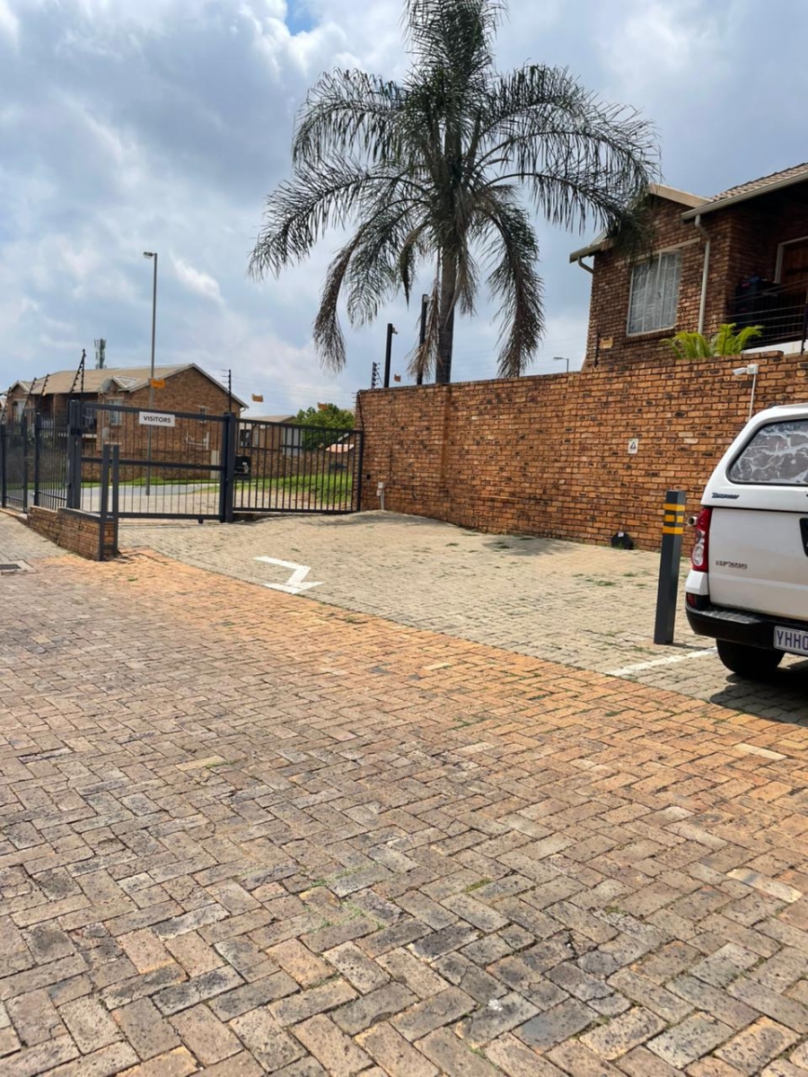 To Let 2 Bedroom Property for Rent in Chloorkop Gauteng