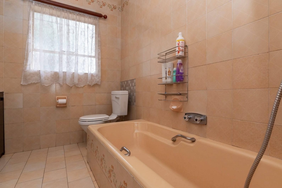 6 Bedroom Property for Sale in Edleen Gauteng