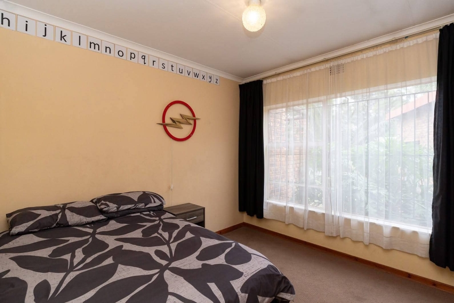 6 Bedroom Property for Sale in Edleen Gauteng