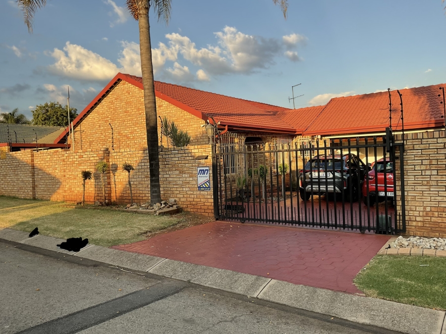 3 Bedroom Property for Sale in Eldoraigne Gauteng