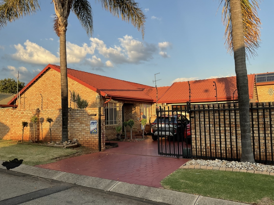 3 Bedroom Property for Sale in Eldoraigne Gauteng