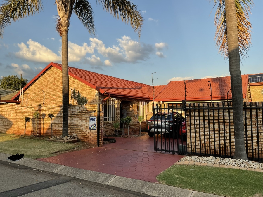 3 Bedroom Property for Sale in Eldoraigne Gauteng