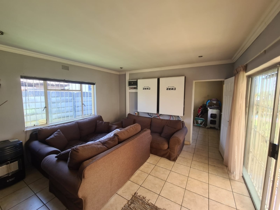 To Let 4 Bedroom Property for Rent in Van Riebeeck Park Gauteng