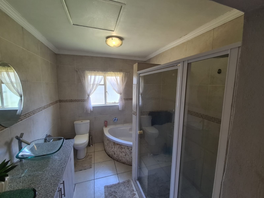 To Let 4 Bedroom Property for Rent in Van Riebeeck Park Gauteng