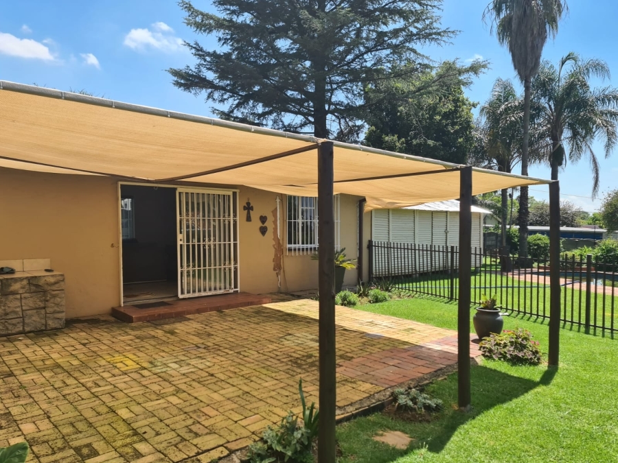 To Let 4 Bedroom Property for Rent in Van Riebeeck Park Gauteng