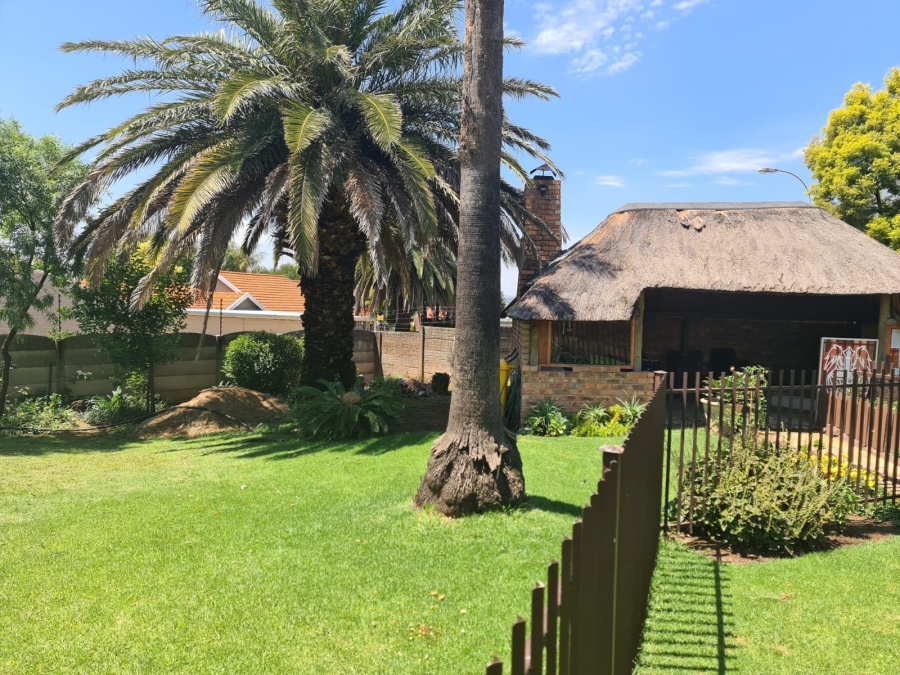To Let 4 Bedroom Property for Rent in Van Riebeeck Park Gauteng