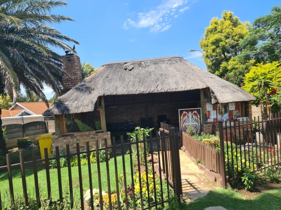 To Let 4 Bedroom Property for Rent in Van Riebeeck Park Gauteng