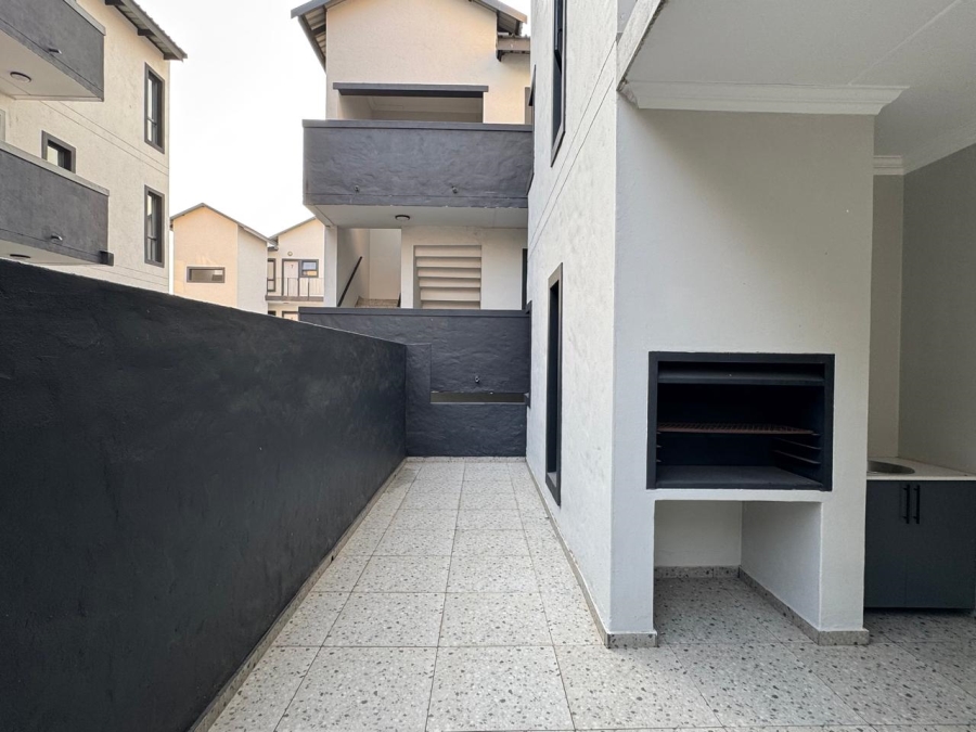 To Let 2 Bedroom Property for Rent in Bryanston Gauteng