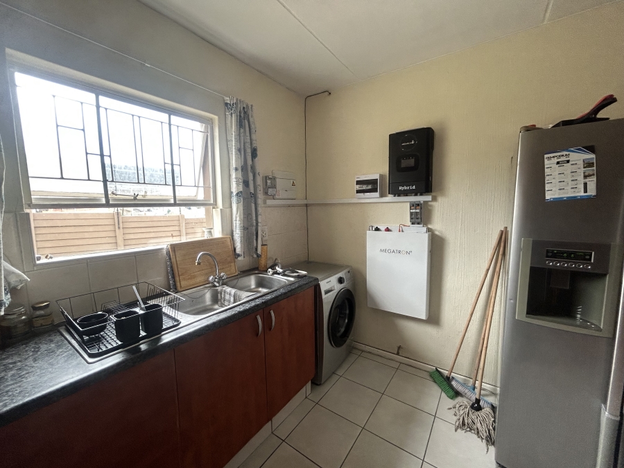 To Let 2 Bedroom Property for Rent in Vorna Valley Gauteng