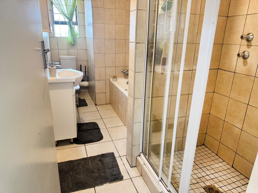 2 Bedroom Property for Sale in Hoogland Gauteng