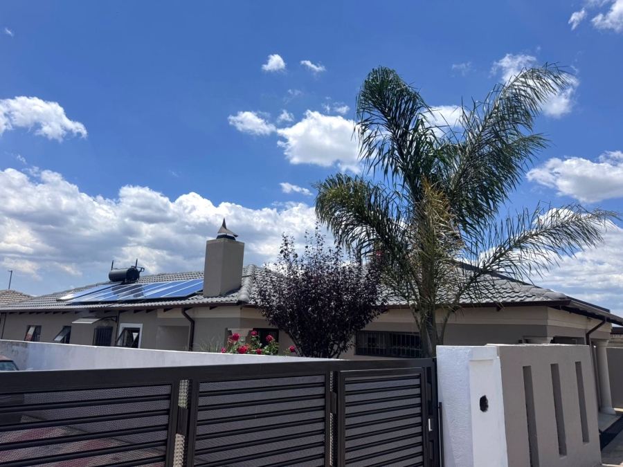 4 Bedroom Property for Sale in Klippoortje Gauteng