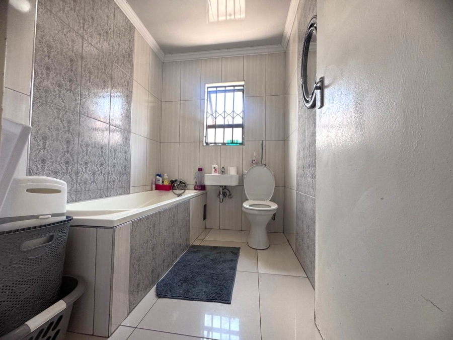 4 Bedroom Property for Sale in Klippoortje Gauteng
