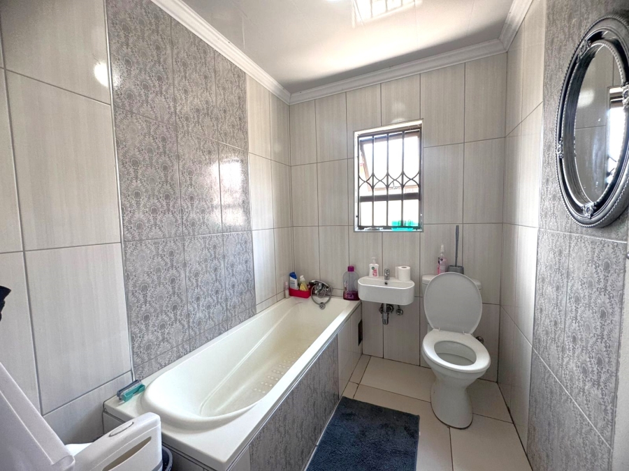 4 Bedroom Property for Sale in Klippoortje Gauteng