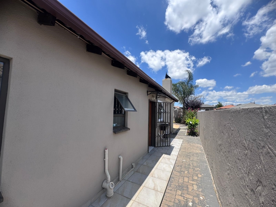 4 Bedroom Property for Sale in Klippoortje Gauteng