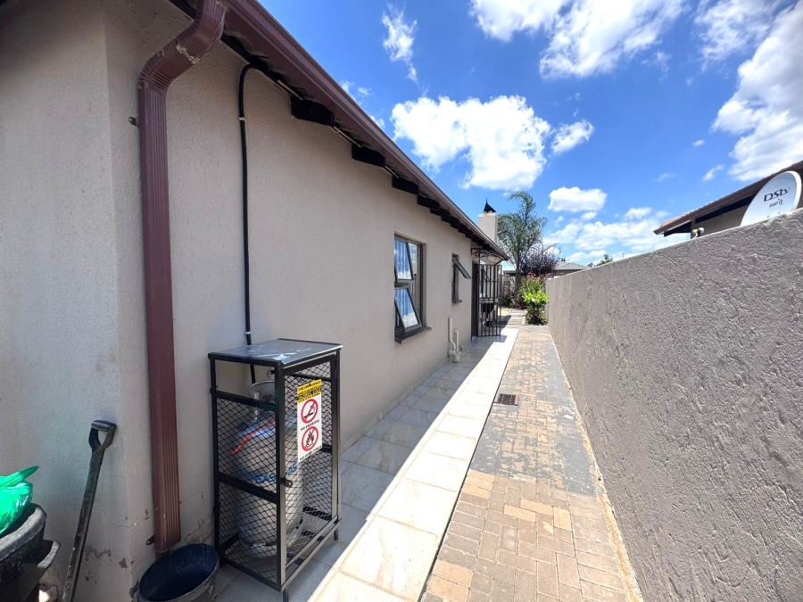 4 Bedroom Property for Sale in Klippoortje Gauteng