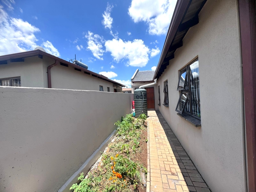 4 Bedroom Property for Sale in Klippoortje Gauteng