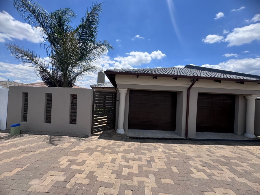 4 Bedroom Property for Sale in Klippoortje Gauteng