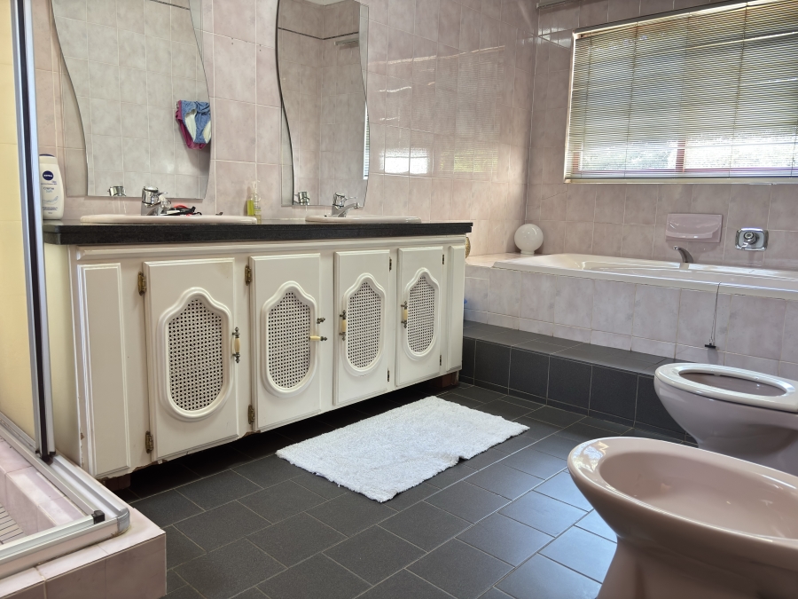 4 Bedroom Property for Sale in Waterkloof Gauteng