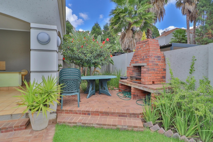 To Let 2 Bedroom Property for Rent in Melrose North Gauteng