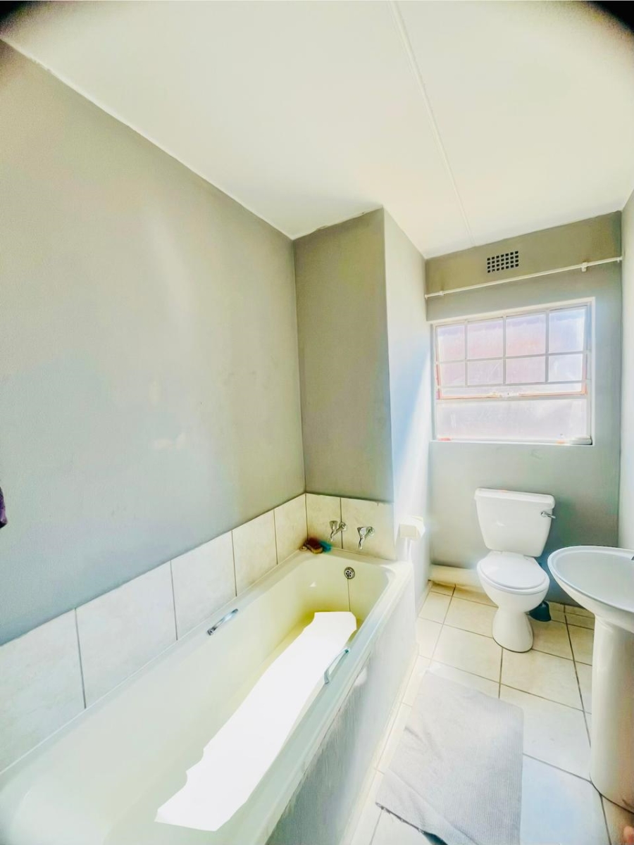 2 Bedroom Property for Sale in Crystal Park Gauteng