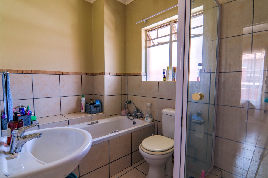 2 Bedroom Property for Sale in Kosmosdal Gauteng