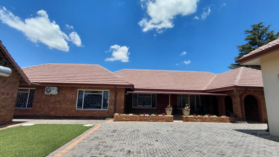 4 Bedroom Property for Sale in Helikonpark Gauteng