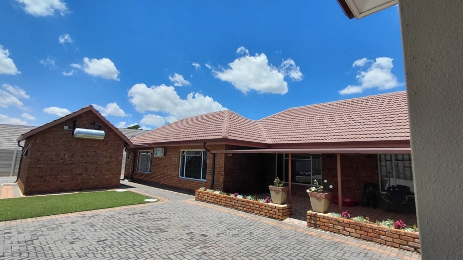 4 Bedroom Property for Sale in Helikonpark Gauteng
