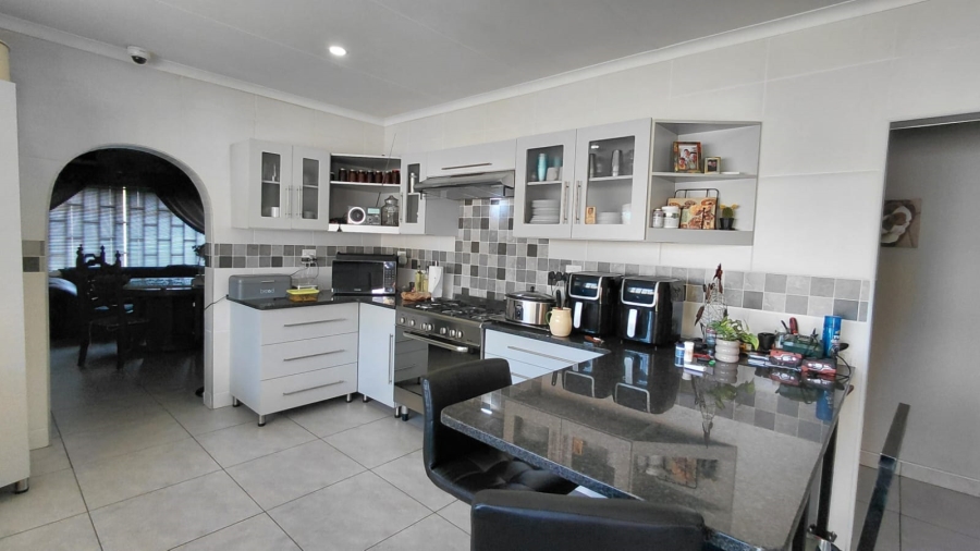 4 Bedroom Property for Sale in Helikonpark Gauteng